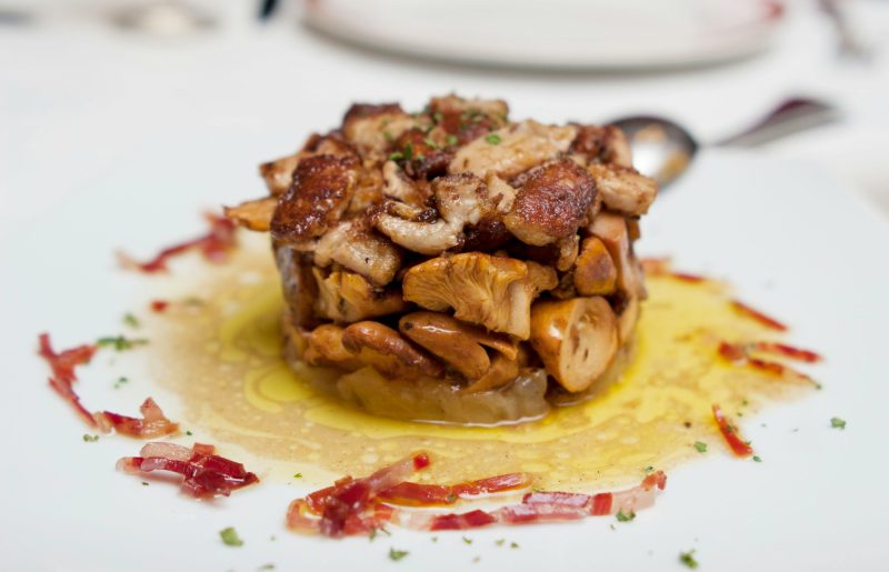 מארחים בקלות: שדרוגים קולינריים עם פטריות לארוחה מרשימה